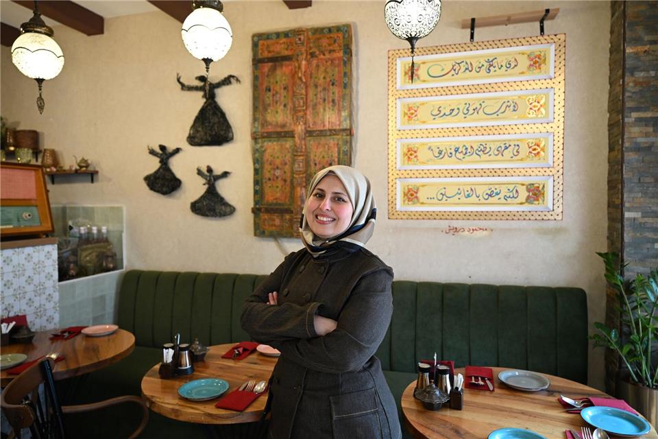Malakeh Jazmati, eine aus dem arabischen Fernsehen bekannte Köchin, steht in ihrem Restaurant in Berlin.Michael Brandt/dpa