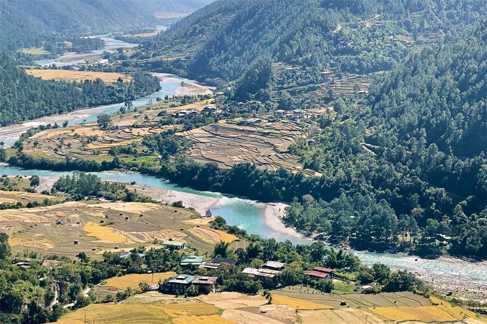 Malen könnte man es kaum besser: das Punakha-Tal mit seinen Reisfeldern und Weitsichten.Bernhard Krieger/dpa-tmn