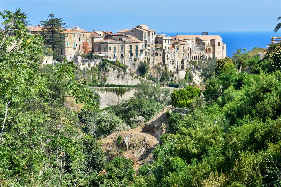 Malerisch gelegen: Tropea ist Kalabriens berühmteste Küstenstadt. Die Nduja gehört in der Region zum Grundlebensmittel in jeder Familie.Ute Müller/dpa-tmn