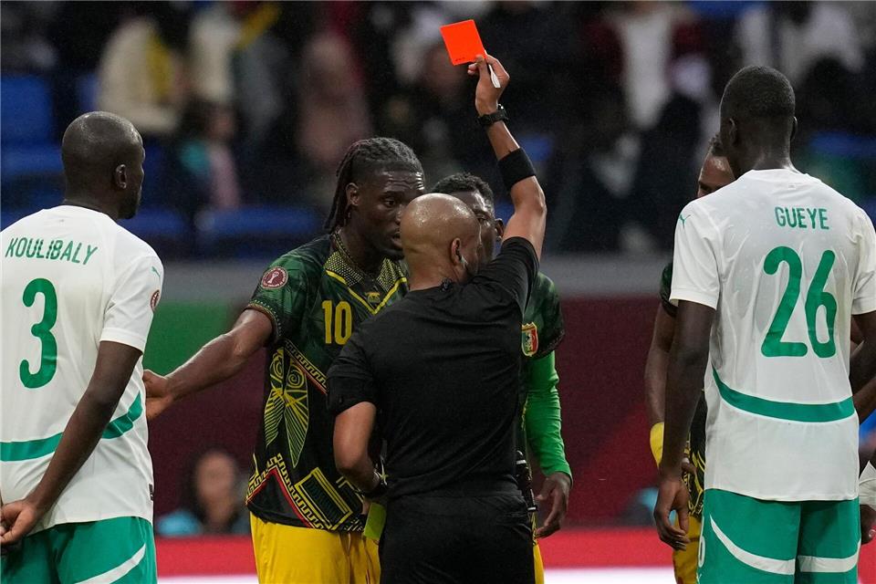 Mali kassieret erneut einen PlatzverweisThemba Hadebe/AP/dpa