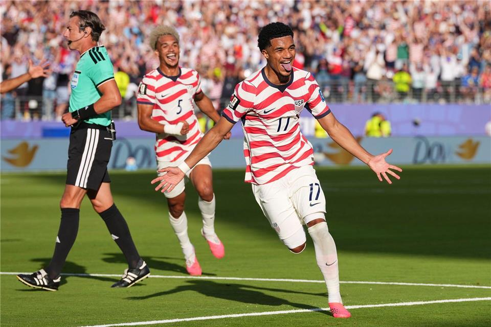 Malik Tillman (USA, r) jubelt nach seinem Tor zum 2:0.Martin Meissner/AP/dpa