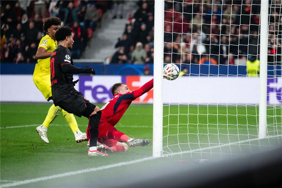 Malik Tillman trifft zum Tor. Marius Becker/dpa