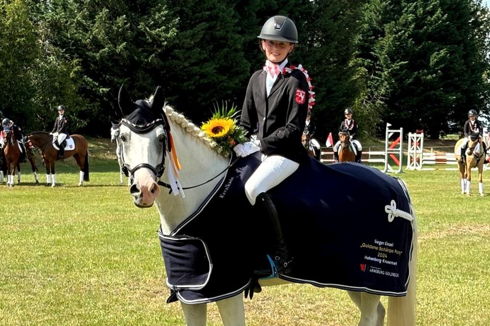 Malin Bertels vom RV Velen gewann in Hohenberg-Krusemark die Goldene Schärpe, den Deutschlandpreis der Ponyreiter.