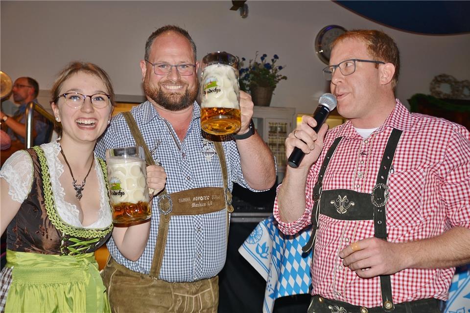 Malin und Markus Sümpelmann mit Reinhard Nießing (am Mikro) nach den Fassanstich.
