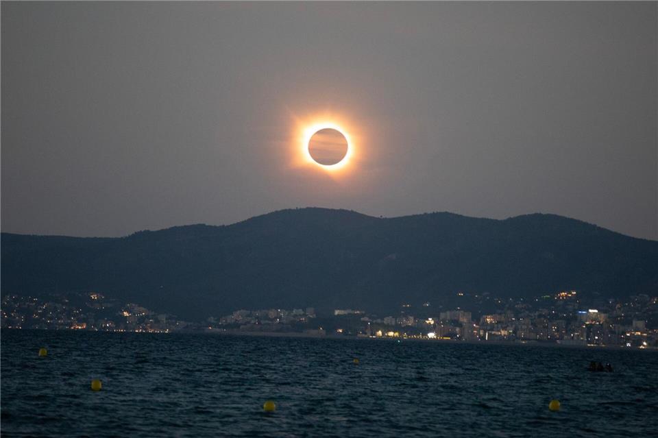 Mallorca am Mittwochabend: Die Sonne scheint hinter dem Mond während der totalen Sonnenfinsternis.Clara Margais/dpa