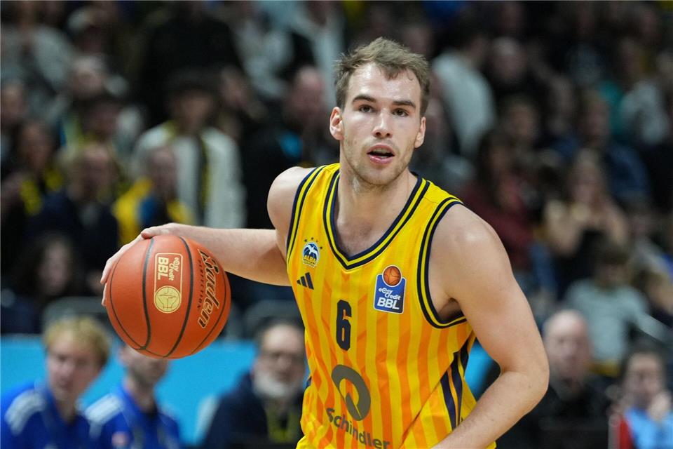Malte Delow und die Bundesliga-Basketballer von Alba Berlin siegten nach einem starken Schlussviertel in Chemnitz.Soeren Stache/dpa