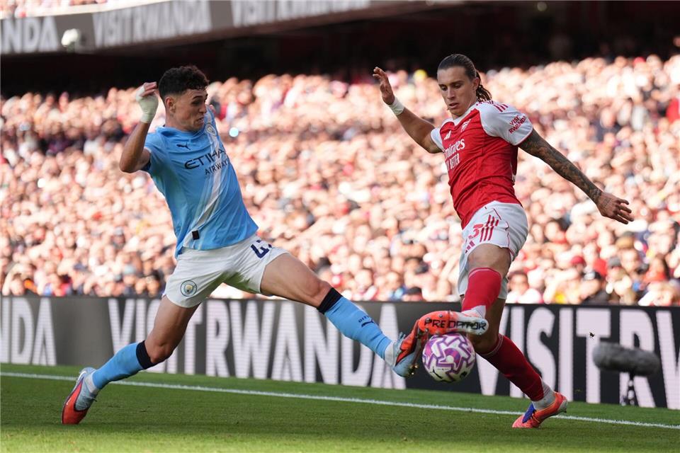 Man Citys Phil Foden im Duell mit Arsenals Riccardo Calafiori.John Walton/PA Wire/dpa