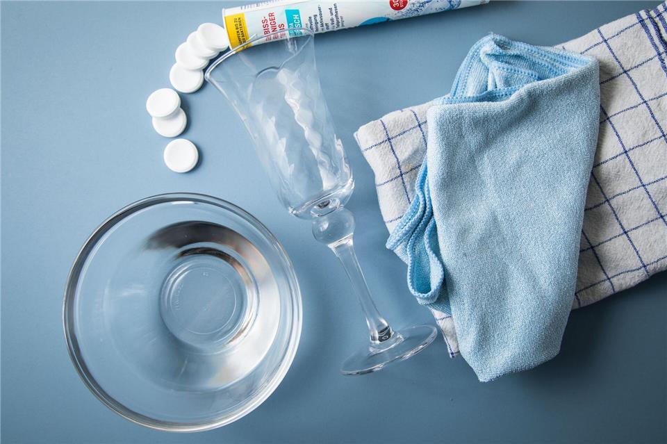 Top oder Flop: Bekommt man so milchige Gläser wieder klar? Man benötigt: Gebissreiniger-Tabs, eine Schale Wasser und ein Reinigungstuch.Christin Klose/dpa-tmn