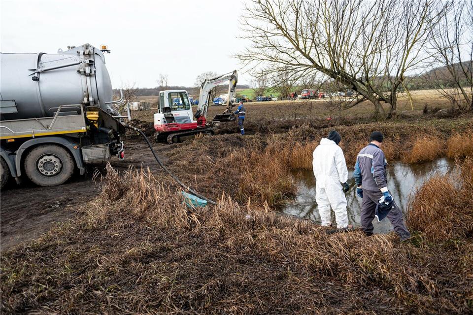 Man geht von wahrscheinlich 250.000 bis 350.000 Liter ausgetretenem Rohöl aus.Fabian Sommer/dpa