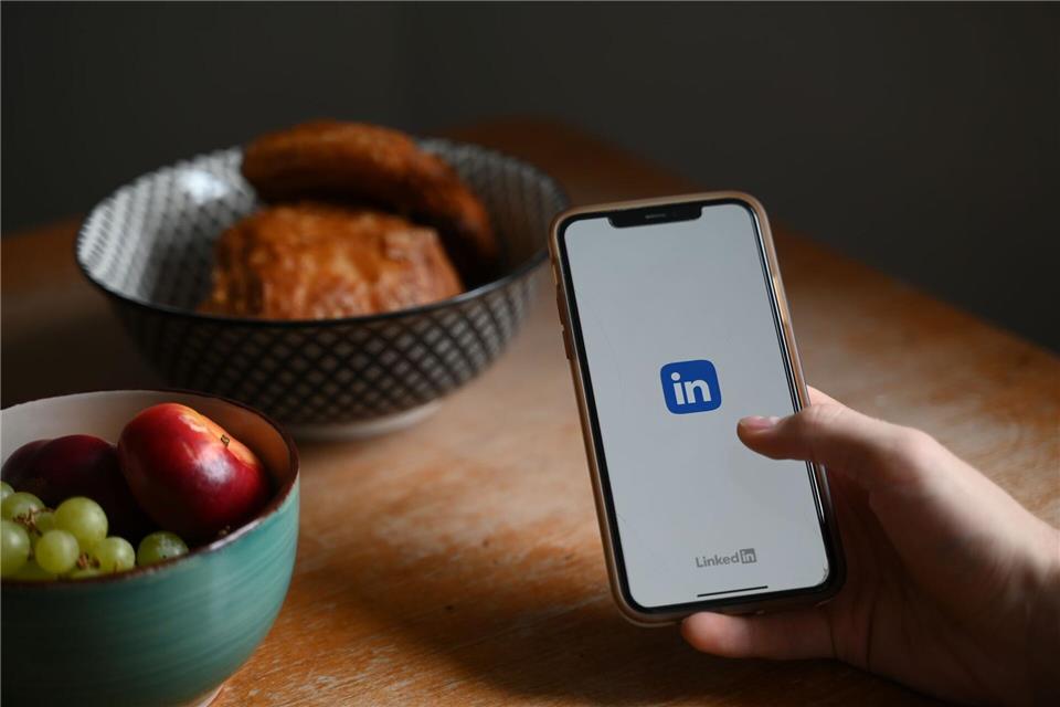 Man „kennt“ sich von LinkedIn - irgendwie. Aber ist das ein Grund, jemandem ungefragt Werbung zu schicken. Ganz klar Nein, sagt das Amtsgericht Düsseldorf.Alicia Windzio/dpa