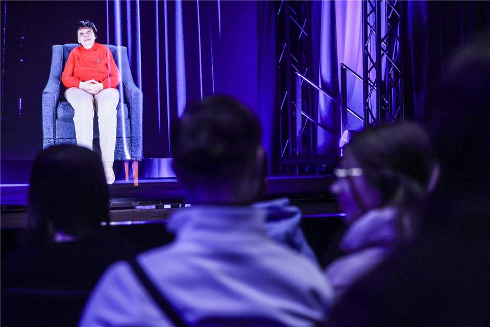 Man könnte glaube, Inge Auerbacher säße tatsächlich auf der Bühne. Dabei ist es nur ein dreidimensionales Lichtbild von ihr, das die Fragen der Besucher beantwortet.Oliver Berg/dpa