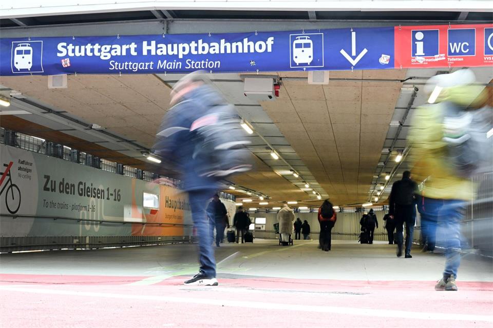 Man macht lange Meter am Stuttgarter Hauptbahnhof. (Archivbild)Bernd Weißbrod/dpa
