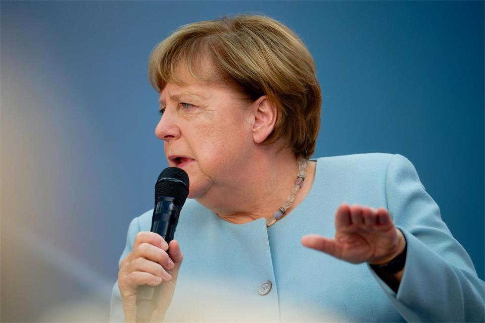 Man mag es kaum glauben: Angela Merkel scrollt manchmal auf Insta.Henning Kaiser/dpa