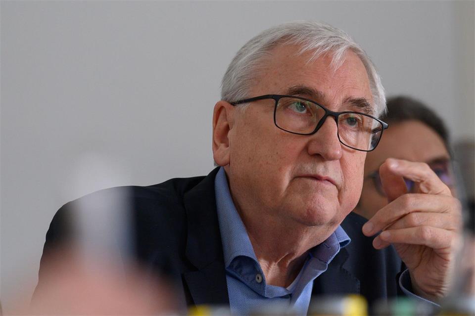 „Man muss das Personal weiter reduzieren“, sagt Finanzminister Michael Richter (CDU). (Archivbild)Klaus-Dietmar Gabbert/dpa