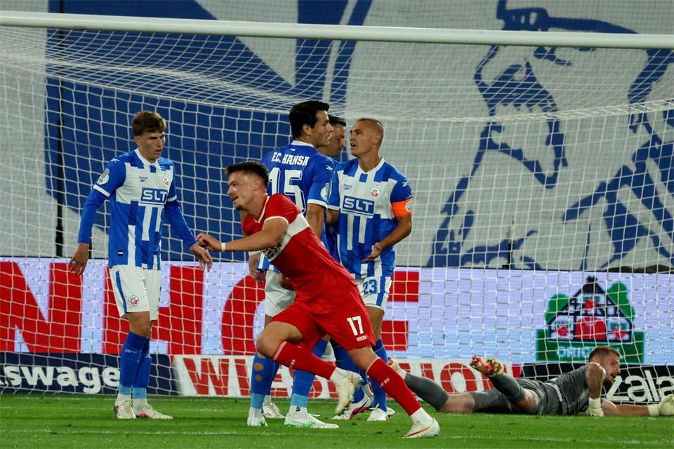 „Man of the match“ bei der Premiere: Stuttgarts neuer Stürmer Dzenan Pejcinovic (M). Bernd Wüstneck/dpa