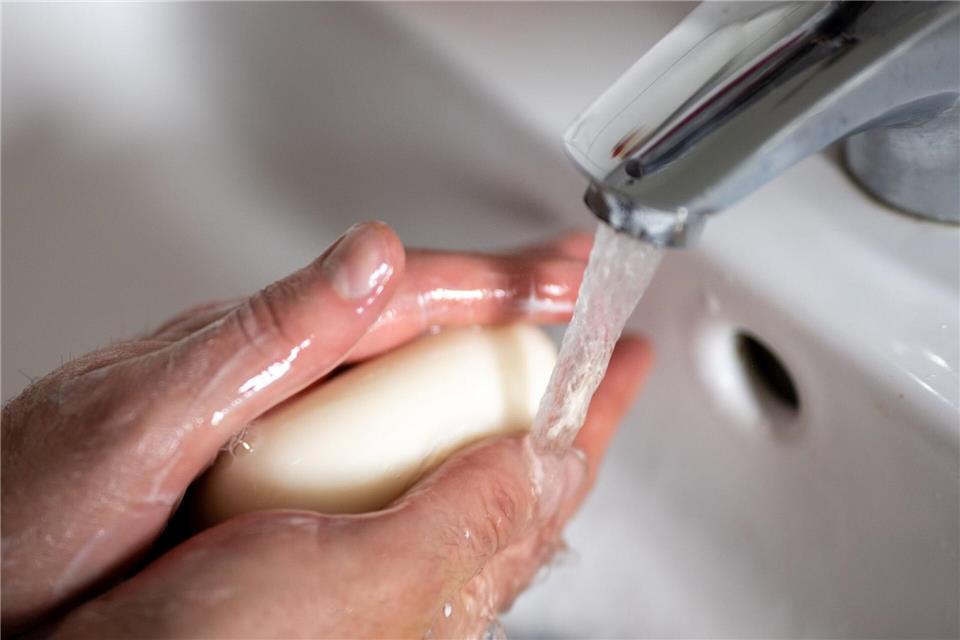 Man sollte so lange Hände waschen, wie es dauert, zweimal das Lied „Happy Birthday“ zu singen. (Symbolbild)Monika Skolimowska/dpa