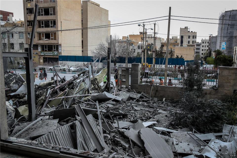 Man werde den Iran zurück in die Steinzeit versetzen, sagte Trump in einer Rede an die Nation. Stringer/dpa