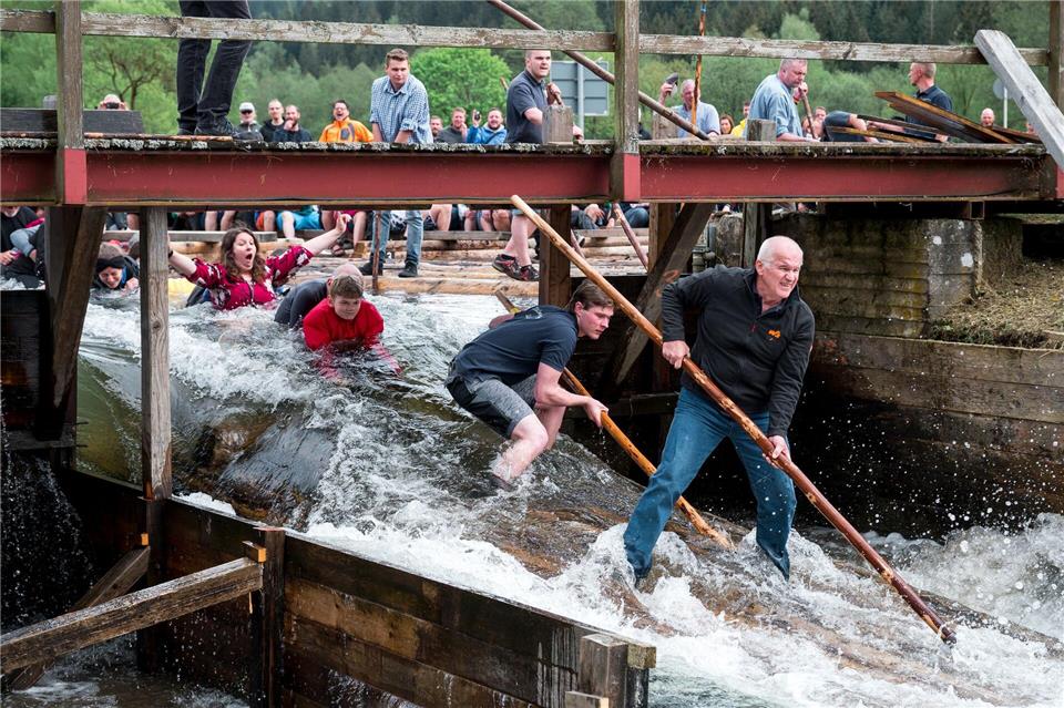 Man wird nass beim Flößen. (Archivbild)Daniel Vogl/dpa