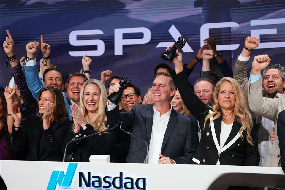 Manager von SpaceX läuteten das Börsendebüt an der Technologiebörse Nasdaq ein. (Archivbild)Frank Franklin II/AP/dpa