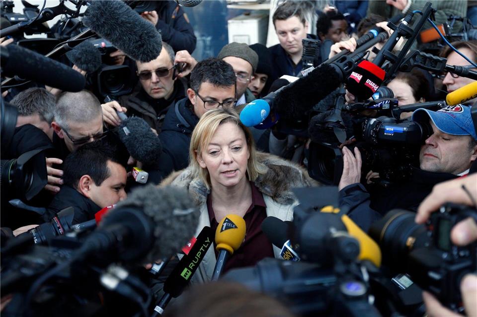 Managerin Sabine Kehm im Zentrum des riesigen Medieninteresses nach Michael Schumachers Unfall. (Archivbild)Guillaume Horcajuelo/dpa