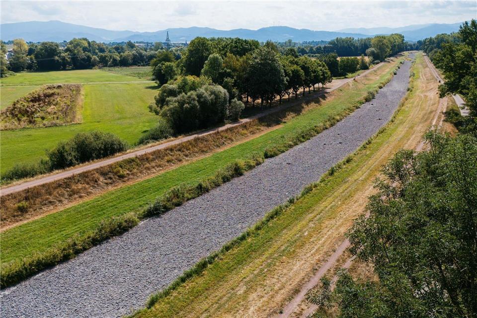 Manch einer wundert sich über den Anblick des trockenen Flussbetts.Philipp von Ditfurth/dpa