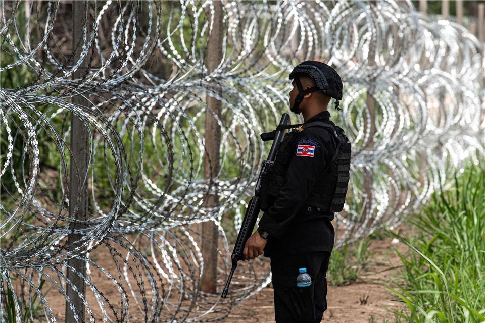Manche Abschnitte an der Grenze hat Thailand mit Stacheldraht gesichert.Peerapon Boonyakiat/SOPA Images via ZUMA Press Wire/dpa