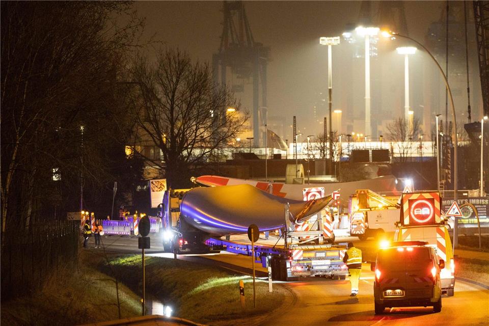Zu lang für Autobahnabfahrten? Transporte mit Rotorblättern Manche Autobahnausfahrten werden für lange Rotorblätter für Windkraftanlagen zu einem Nadelöhr. (Archivbild)Christian Charisius/dpa