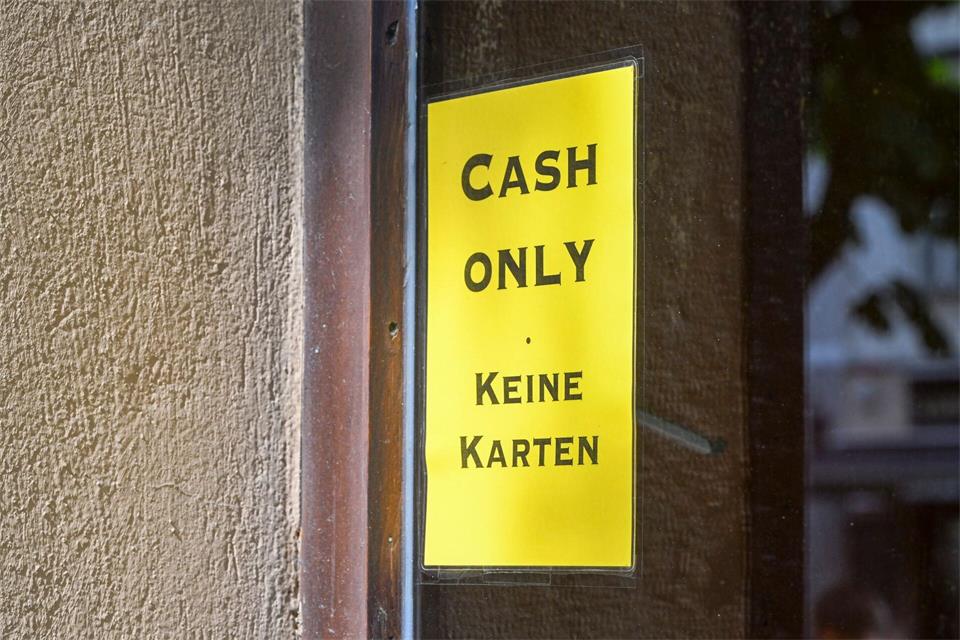 Manche Geschäfte und Restaurant akzeptieren nur Bargeld. (Archivbild)Jens Kalaene/dpa