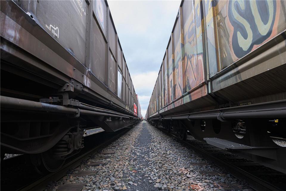 Manche Gütezugwaggons gehen kaputt - dann müssen sie instand gesetzt werden. Bei den Werkstätten der DB Cargo hierfür gibt es einen strikten Sparkurs. (Symbolbild)Silas Stein/dpa