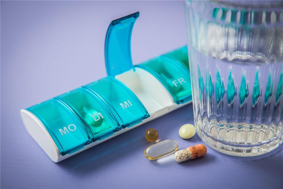 Manche Menschen tun sich schwer beim Schlucken von Tabletten: Ein paar Tricks können helfen und das Einnehmen deutlich erleichtern.picture alliance / dpa-tmn