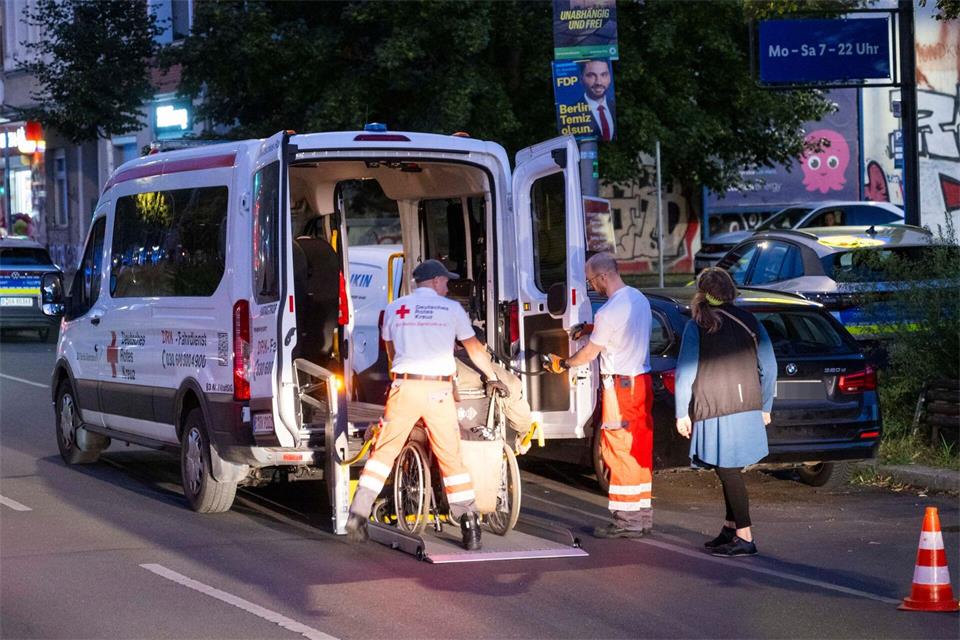 Manche Menschen wurden bei der Evakuierung in Berlin-Neukölln mit einem Krankentransport zur Notunterkunft gebracht.Christophe Gateau/dpa