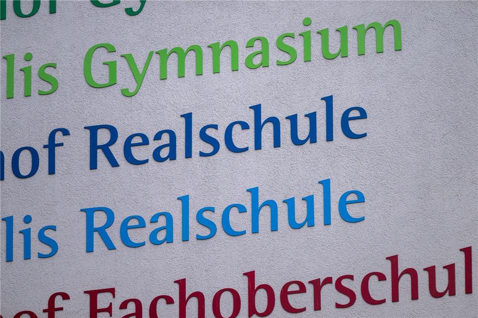 Was dürfen Lehrkräfte - und was nicht? Manche Regelungen sind je nach Schulart unterschiedlich. (Symbolbild)Peter Kneffel/dpa