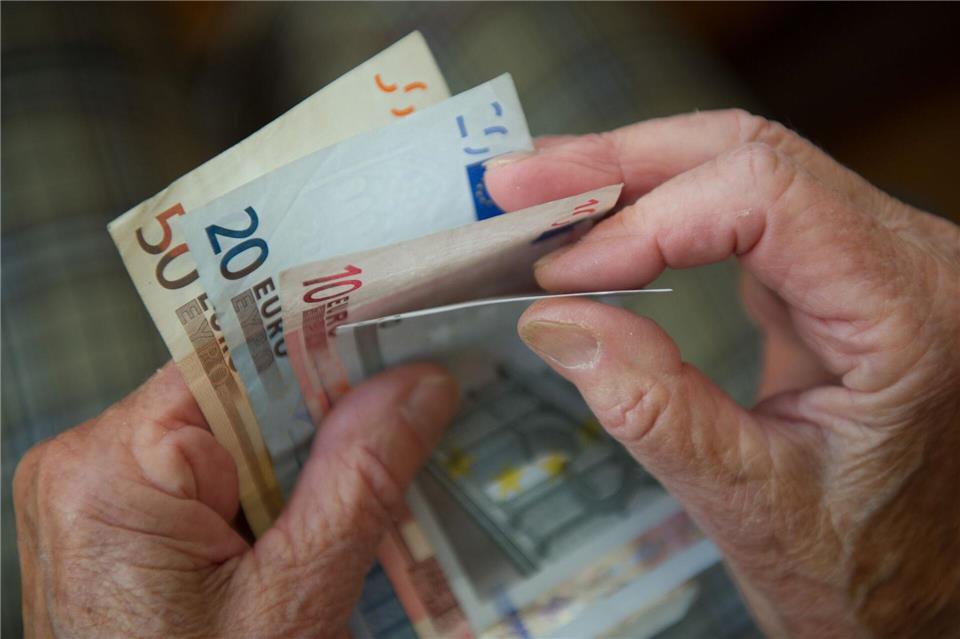 Manche Rentner kommen kaum über die Runden, andere haben hohe Einkommen. (Symbolbild)picture alliance/dpa