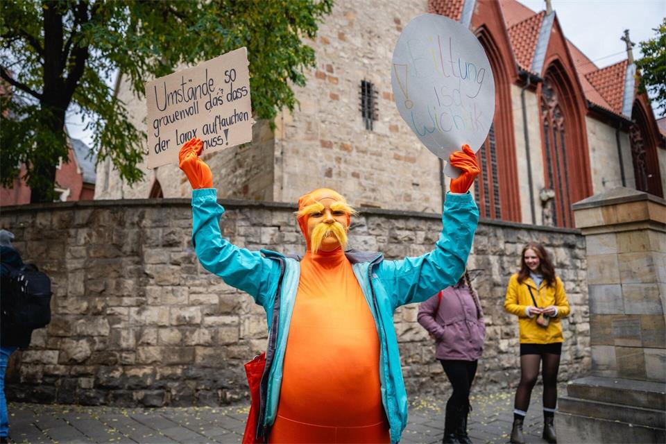 Manche Teilnehmer waren verkleidet. Jacob Schröter/dpa