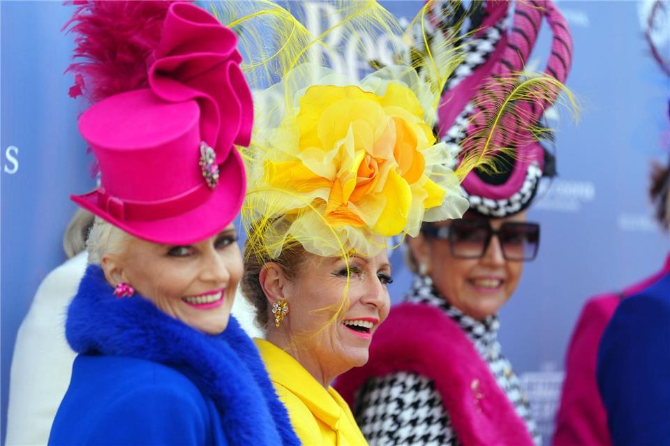 Manche glauben, beim Pferderennen im britischen Cheltenham ginge es um Pferdewetten und Jockeys. In Wirklichkeit geht es aber um Hüte!!David Davies For The Jockey Club/PA Wire/dpa