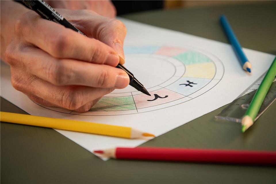 Manche halten astrologische Vorhersagen für überzeugend - das lässt sich mit psychologischen Mechanismen erklären.Christin Klose/dpa-tmn