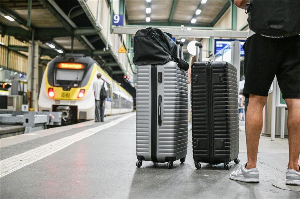 Manche sind mit viel Gepäck gestrandet.Jason Tschepljakow/dpa