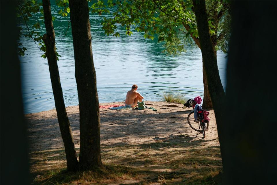 Manche trotzen der Hitzewelle am Wasser. Uwe Anspach/dpa