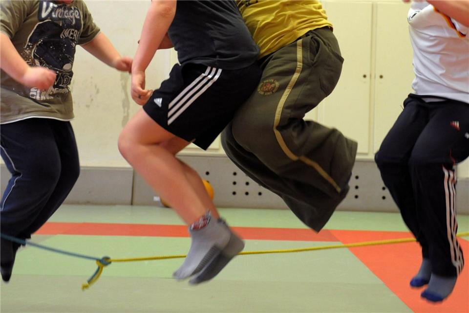 Manche übergewichtigen Kinder nehmen an einem speziellen Sportprogramm teil. (Symbolbild)Waltraud Grubitzsch/dpa-Zentralbild/dpa