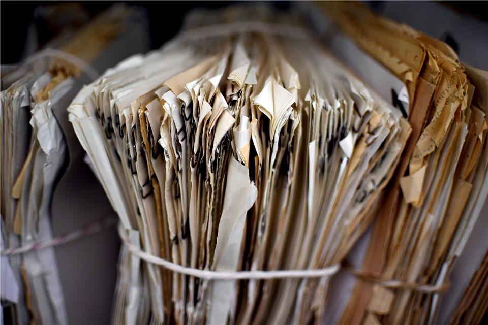 Manchen Betroffenen geht es gar nicht um Finanzielles - sie wollen Aufklärung ihres Schicksals. (Symbolbild) Britta Pedersen/dpa-Zentralbild/dpa