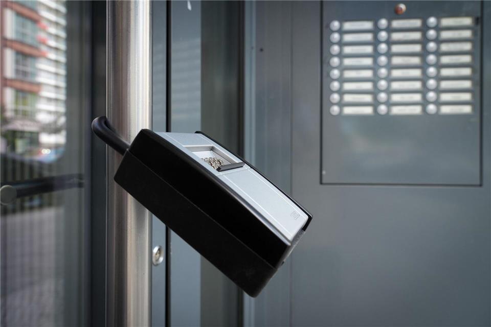 Manchen Wohnungsbesitzern scheint die Vermietung an Feriengäste lukrativer als an reguläre Dauermieter. Organisiert wird dies zum Beispiel per Schlüsselbox. (Symbolbild)Soeren Stache/dpa