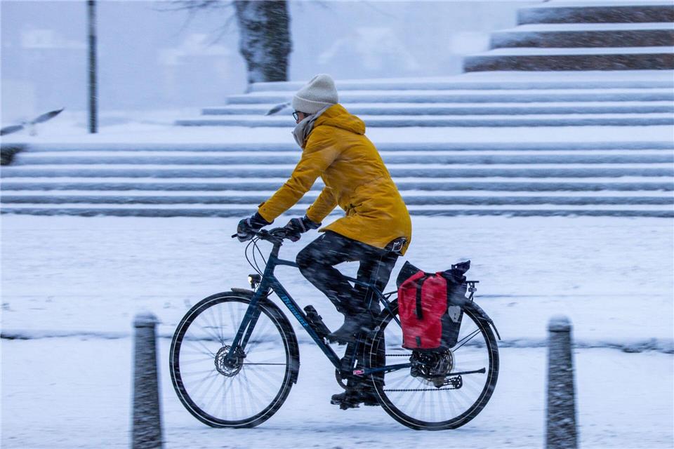 Mancher kämpfte sich mit dem Fahrrad durch das Schneetreiben zur Arbeit.Jens Büttner/dpa