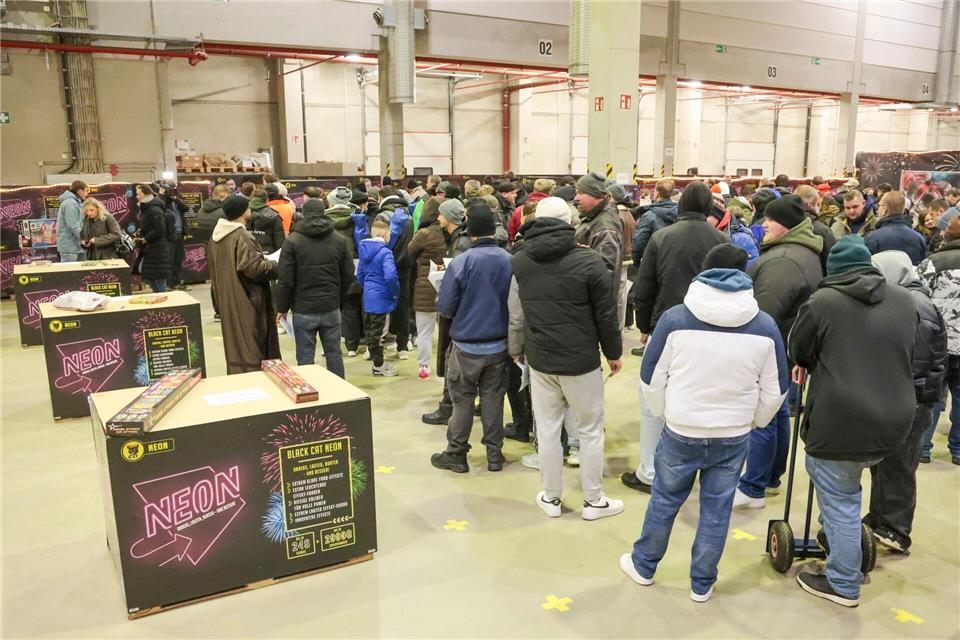 Mancherorts bildeten sich in der Nacht lange Schlangen.Focke Strangmann/dpa