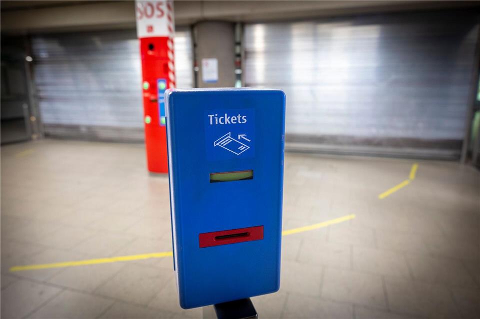 Mancherorts fuhren dennoch einige U-Bahnen, Trams oder Busse.Peter Kneffel/dpa