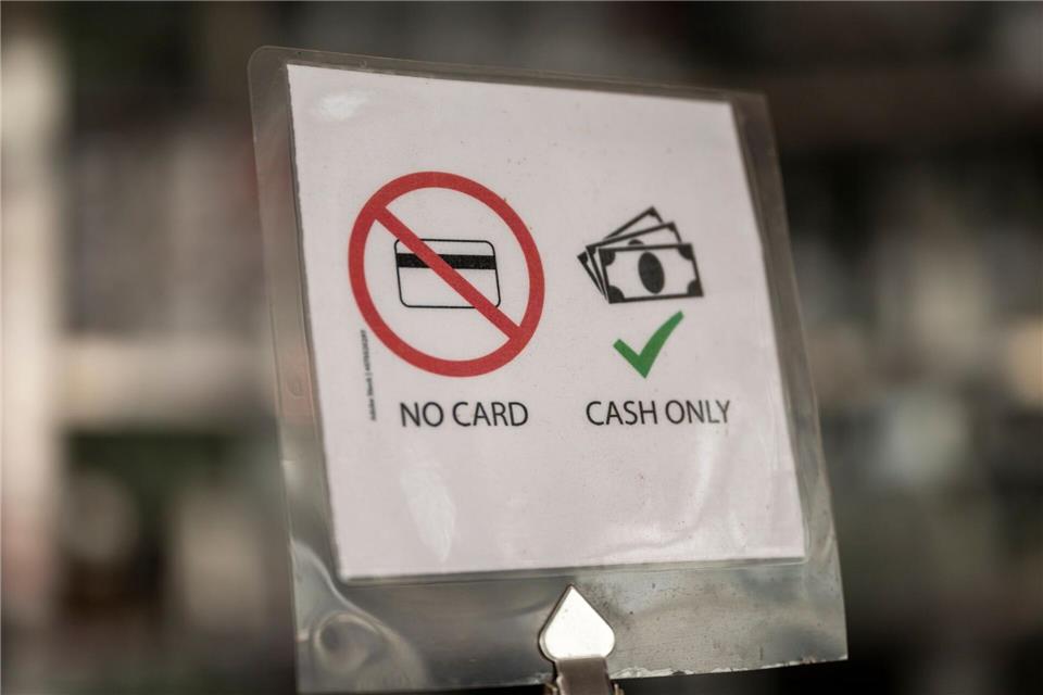 Mancherorts kann man nur mit Bargeld bezahlen. (Symbolbild)Peter Kneffel/dpa