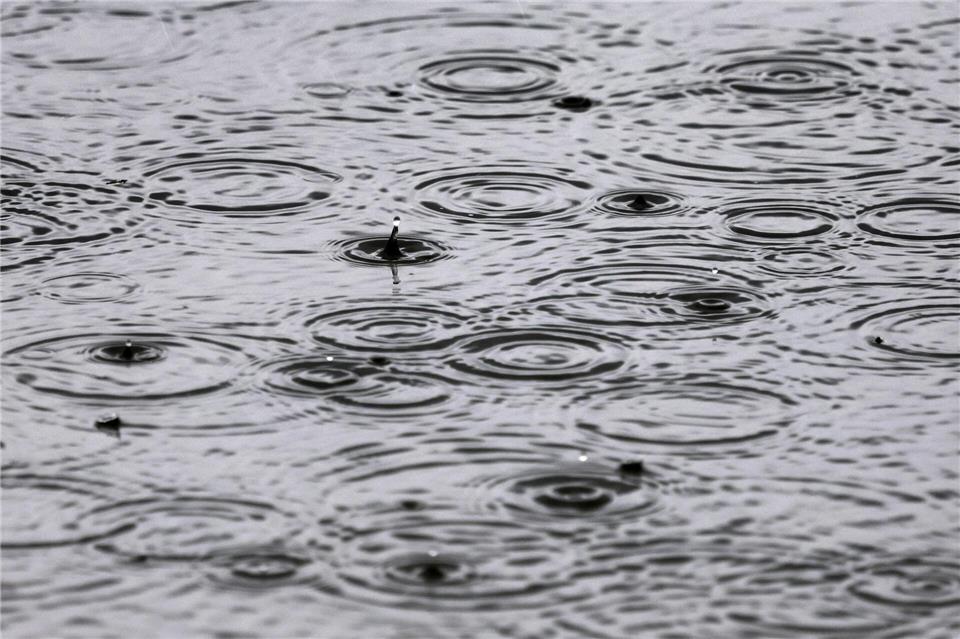 Mancherorts soll so viel Regen fallen wie sonst in einem Monat. (Archivbild)Karl-Josef Hildenbrand/dpa
