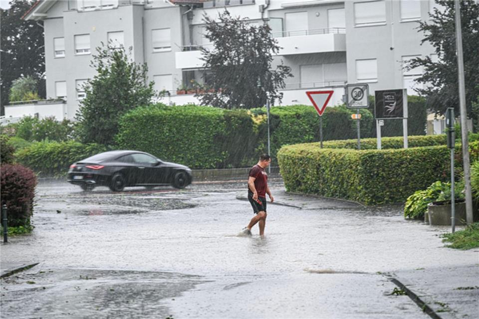 Mancherorts standen Straßen unter Wasser.Jason Tscheppljakow/dpa