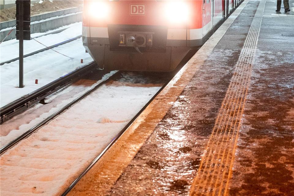 Mancherorts waren die Gleise, Gehwege und Radwege noch glatt und matschig.Daniel Bockwoldt/dpa