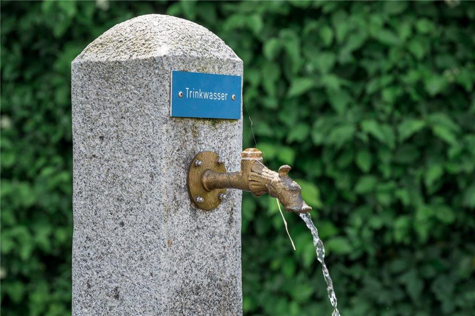 Mancherorts werden Brunnen außer Betrieb genommen. (Symbolbild)Daniel Vogl/dpa