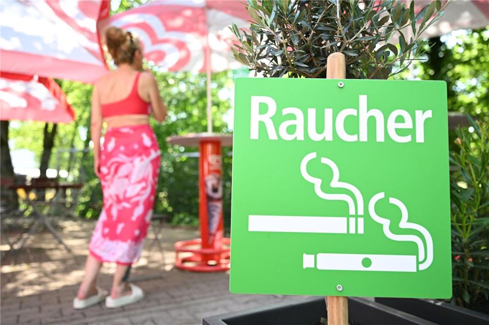 Mancherorts, wie hier in einem Freibad, werden Raucherinnen und Raucher in bestimmte Bereiche verwiesen.Bernd Weißbrod/dpa